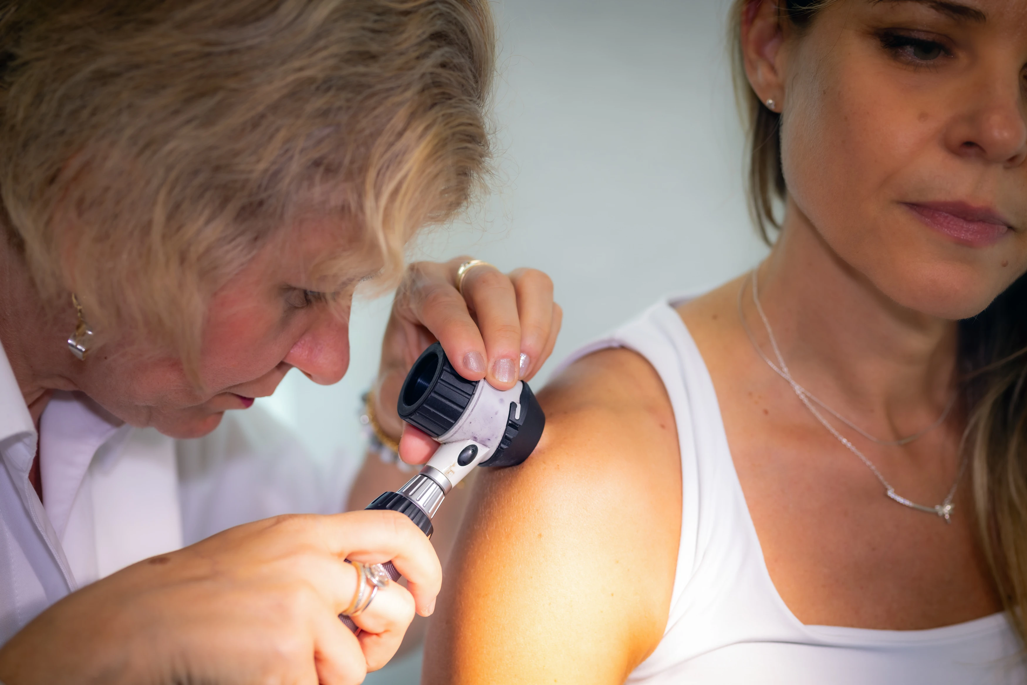 Igazolva: a magyarok közel fele nem használ fényvédőt, ráadásul a déli órákban sem kerülik a napfényt