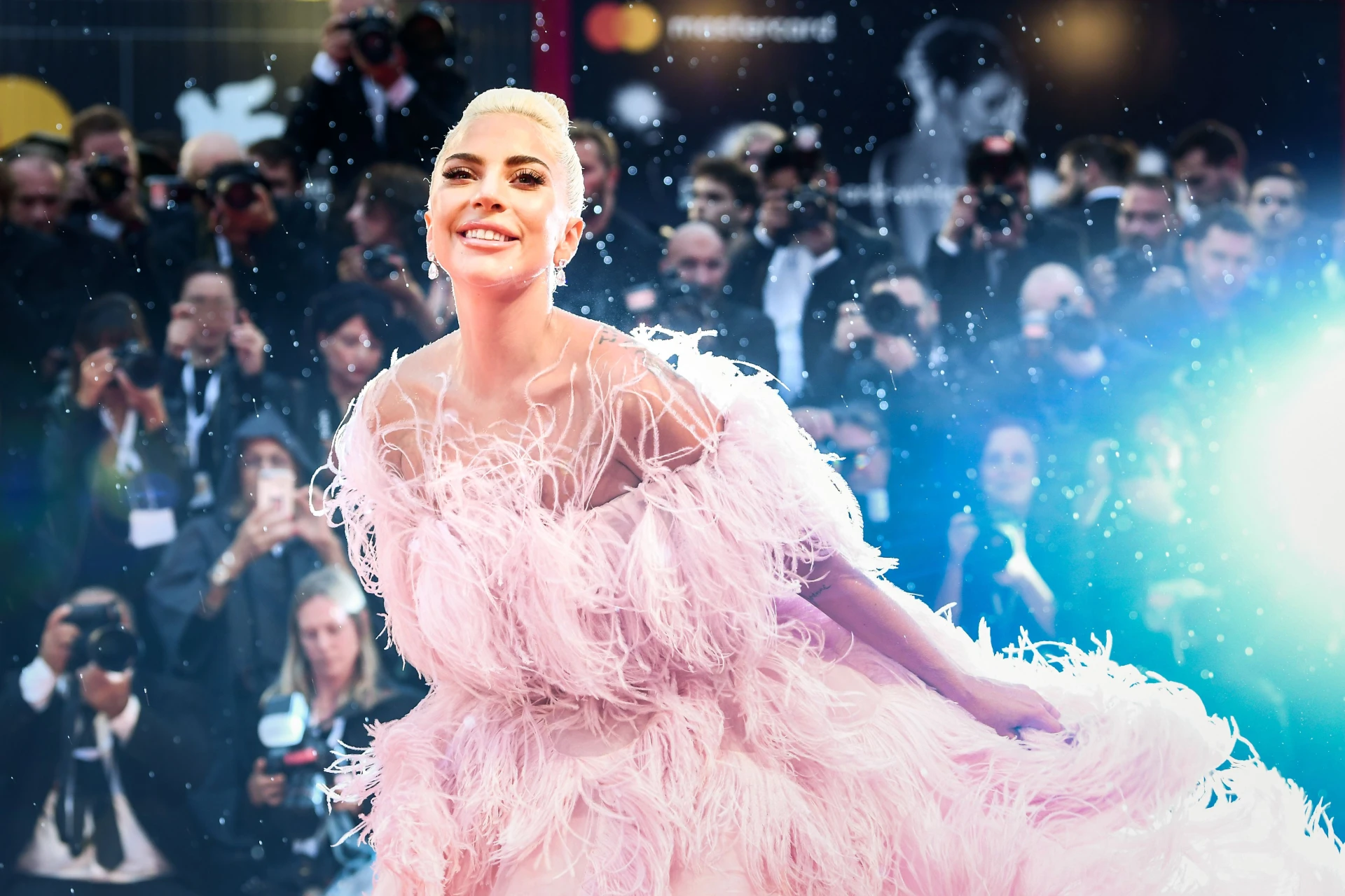 Lady Gaga lett az új Valentino parfüm arca