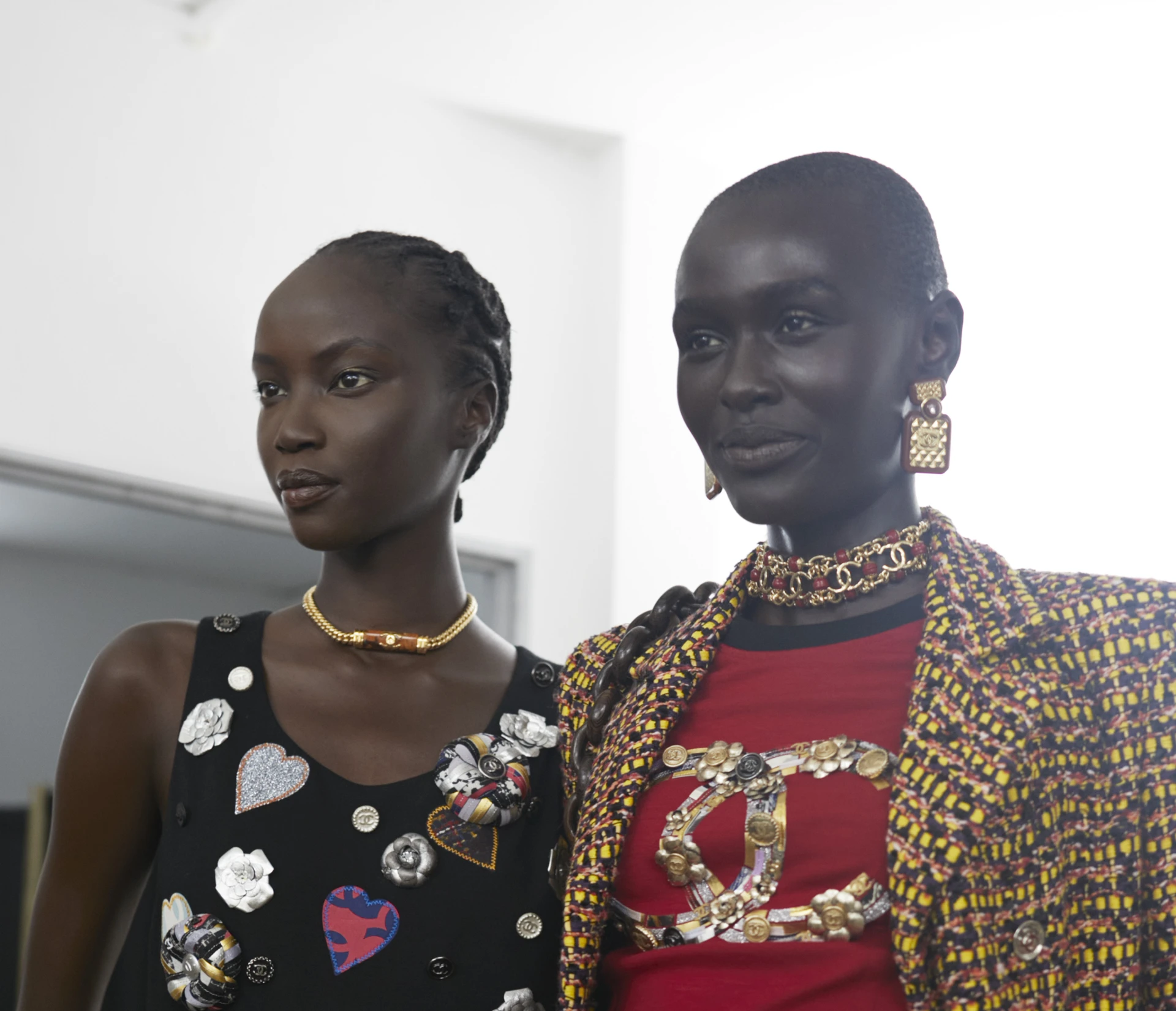 Backstage fotók a Chanel Métiers d’art divatbemutató sminkjeiről