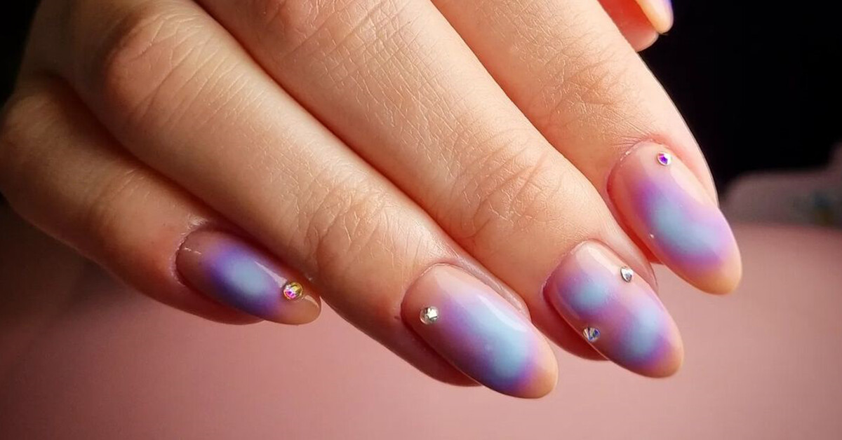 Újra népszerű az ombre hatású airbrush manikűr