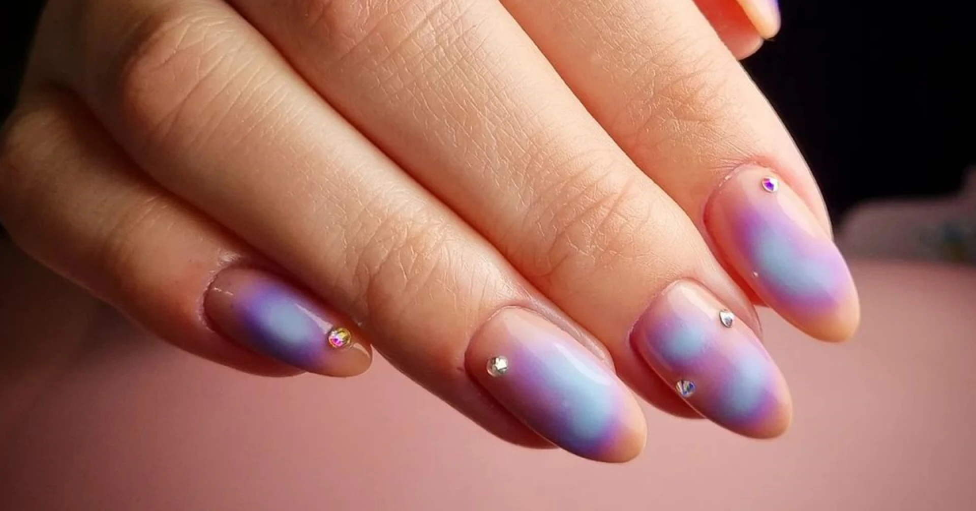 Újra népszerű az ombre hatású airbrush manikűr