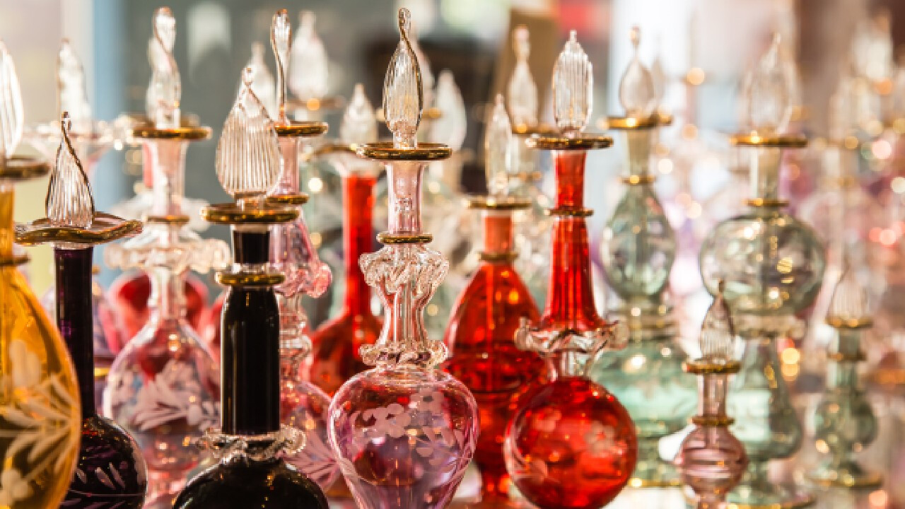 A kelet varázsa a parfümök világában – Miért hódítanak a közel-keleti illatok Magyarországon?