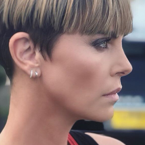 Charlize Theron bemutatta a szezon No.1 rövid frizuráját