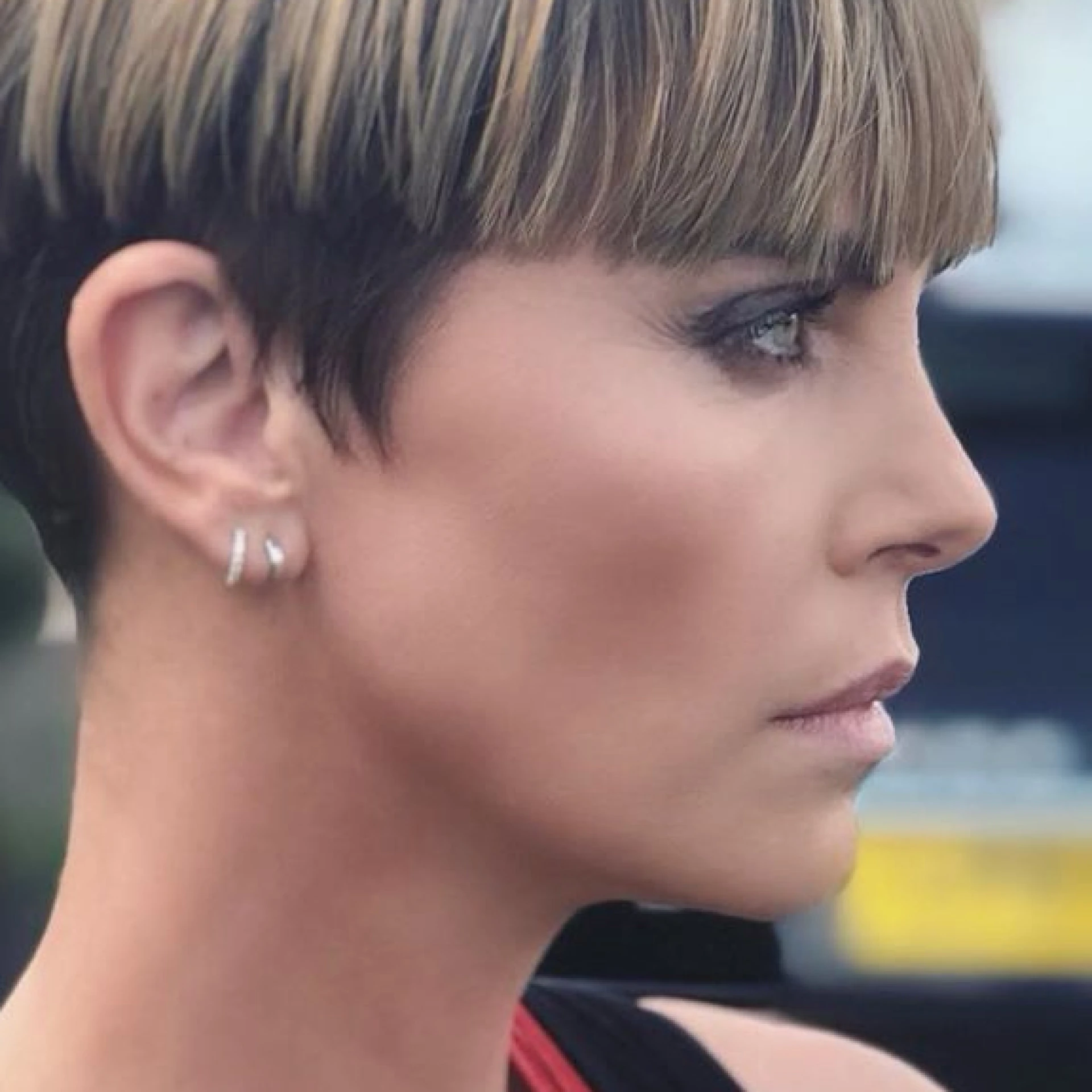 Charlize Theron bemutatta a szezon No.1 rövid frizuráját