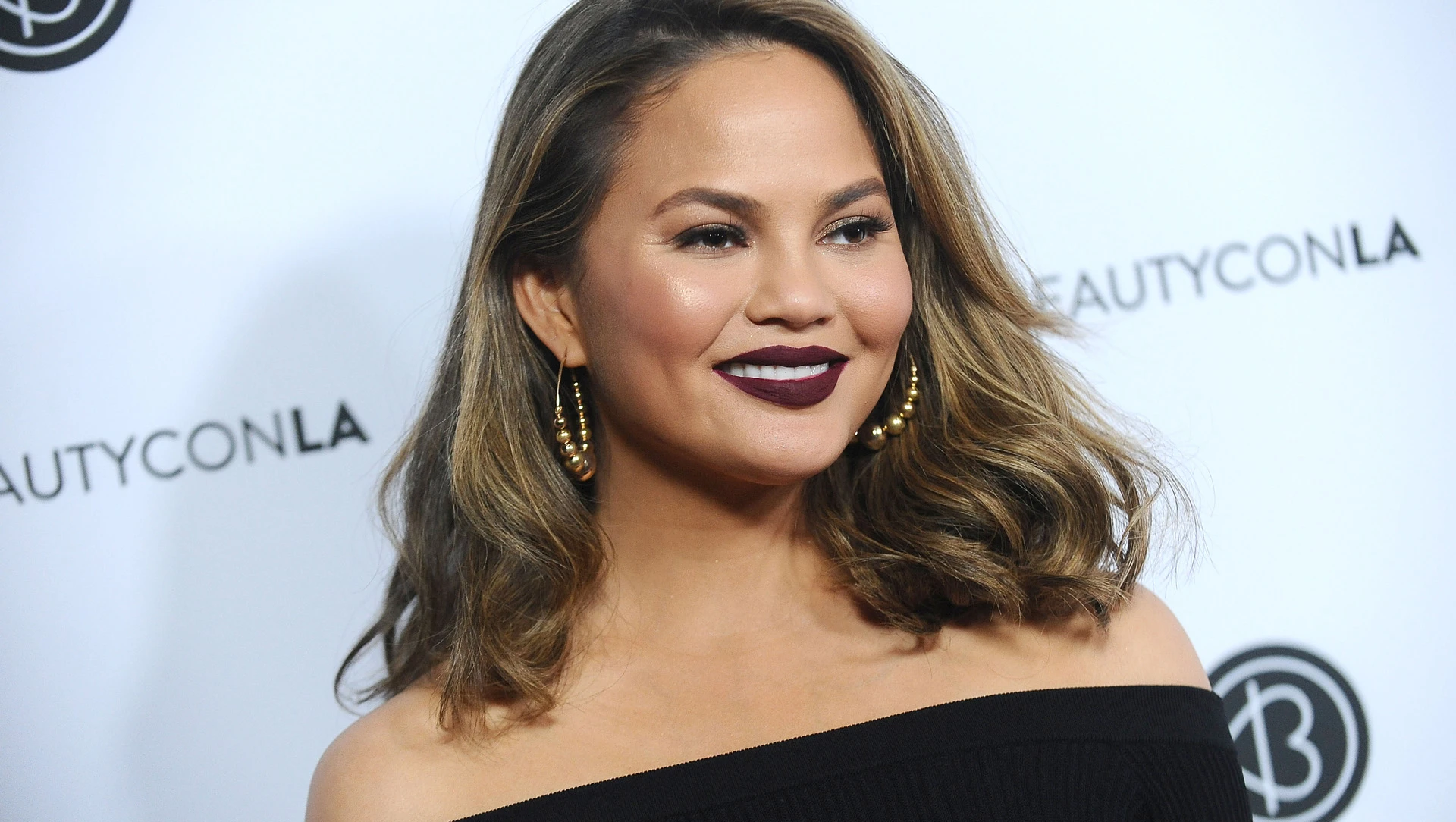 Chrissy Teigen csak úgy halmozza a bejelenteni valókat