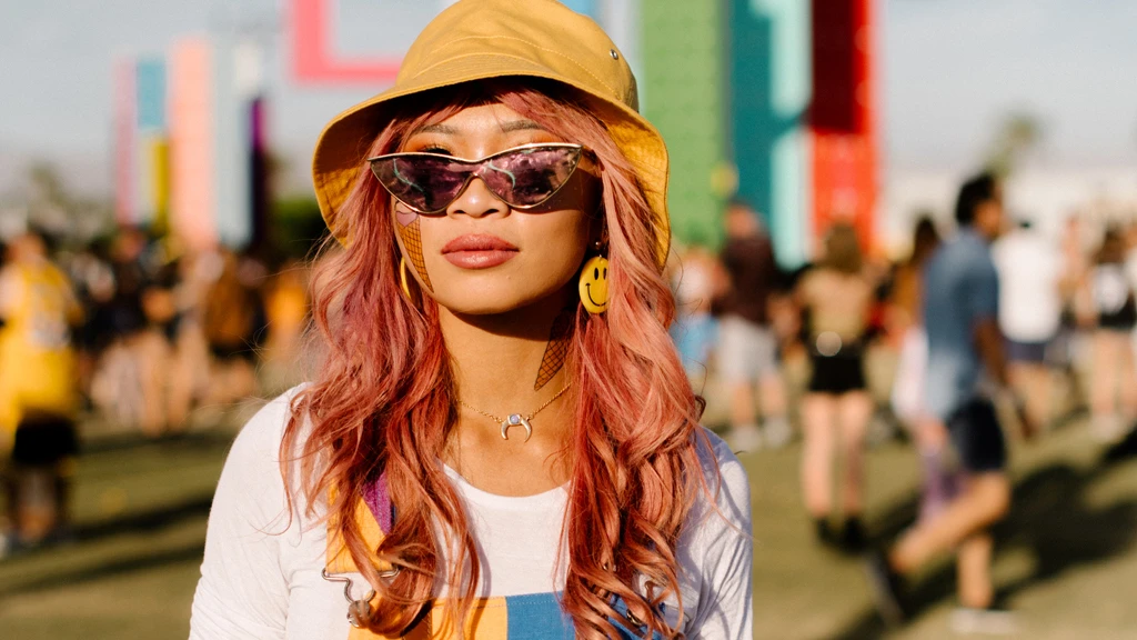 A napszemüveg az új smink, a színes haj alap – szépségtrendek a Coachelláról