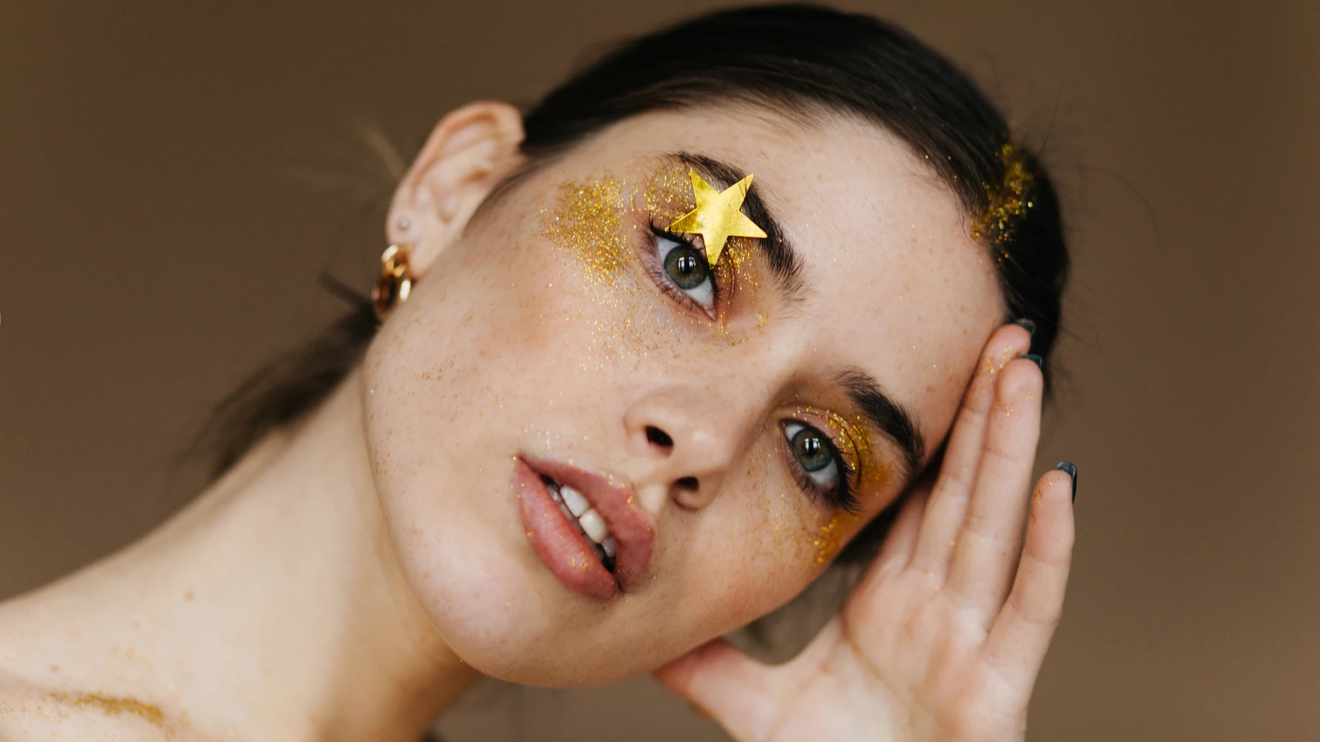 Glittermánia: biztonságosak a csillogó részecskék a kozmetikumokban?