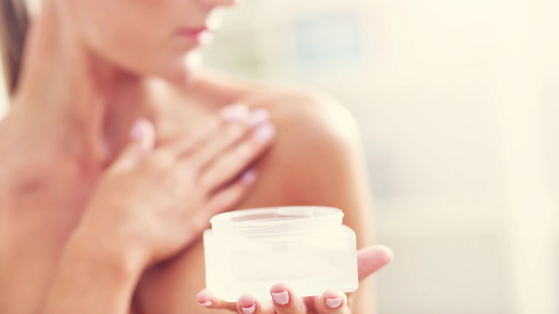 Itt érjen véget az arcápolási rutinod: a dekoltázs ápolása