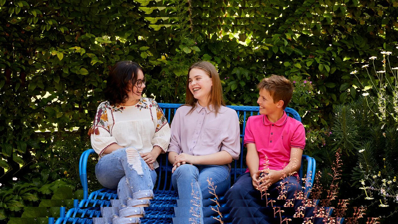 Cikizés, zaklatás, a közösségi média negatív hatásai – A Dove Önbizalom Program segítséget nyújt a problémák megoldásában