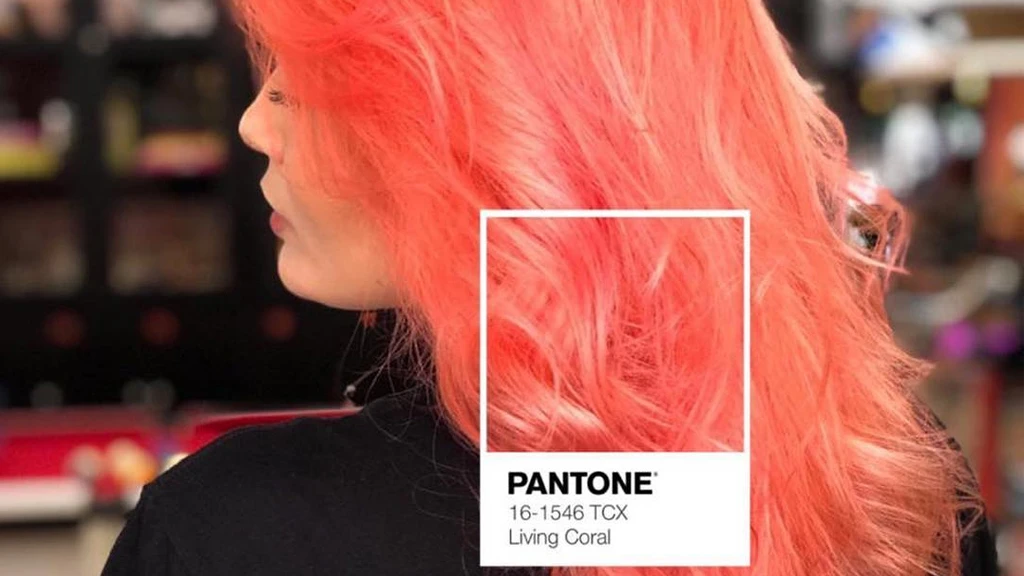 Divatba jött a korall színű haj