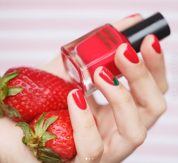 Szezonja van: epres manikűrök többféle stílusban