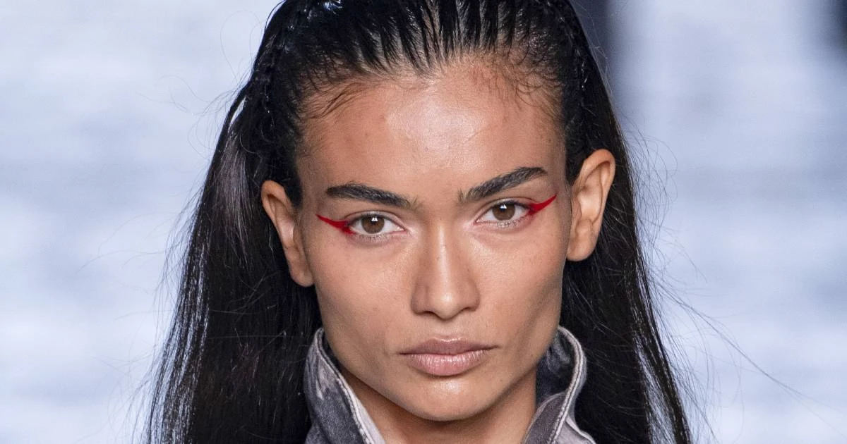 Visszatér a kilencvenes évek fülgyötrő hajpántja