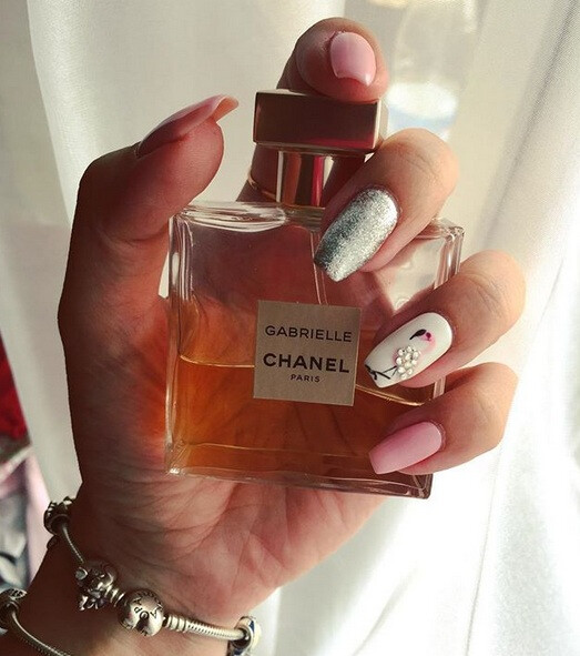 Flamingós manikűrök nélkül nem nyár a nyár