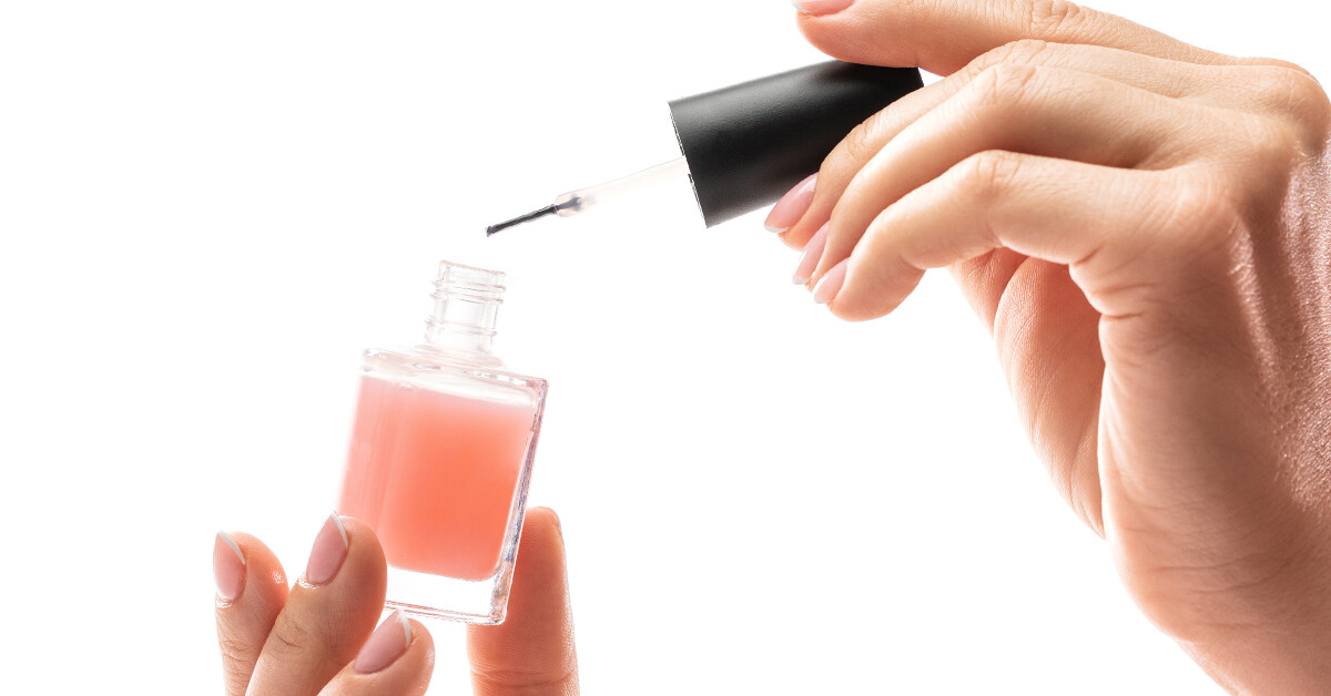 Pofonegyszerű francia manikűr, amit neked is ki kell próbálnod