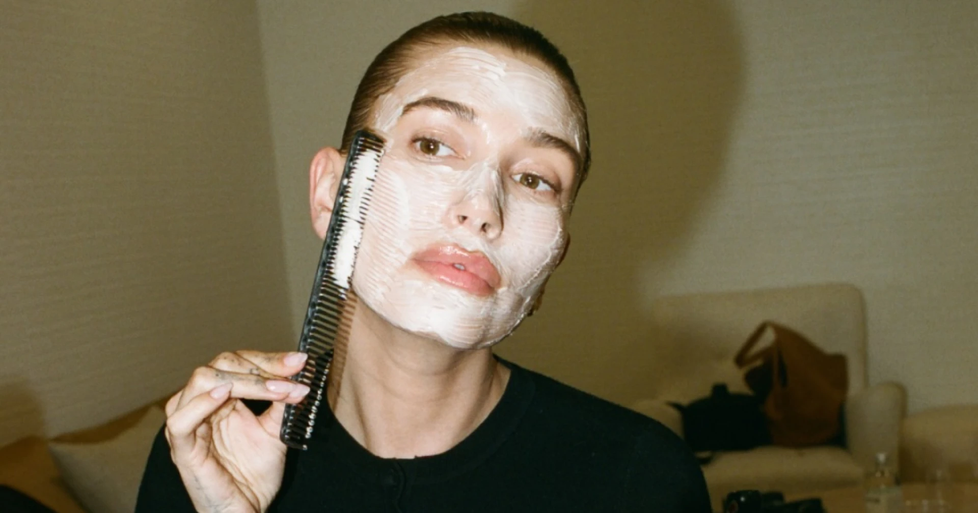 Miért fésüli Hailey Bieber az arcát? Bizarr szépségtrükk, amitől a szakértők is óva intenek
