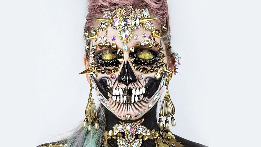 Ijesztgess te is strasszköves halálfejsminkben idén halloweenkor