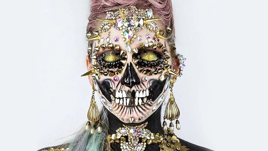 Ijesztgess te is strasszköves halálfejsminkben idén halloweenkor