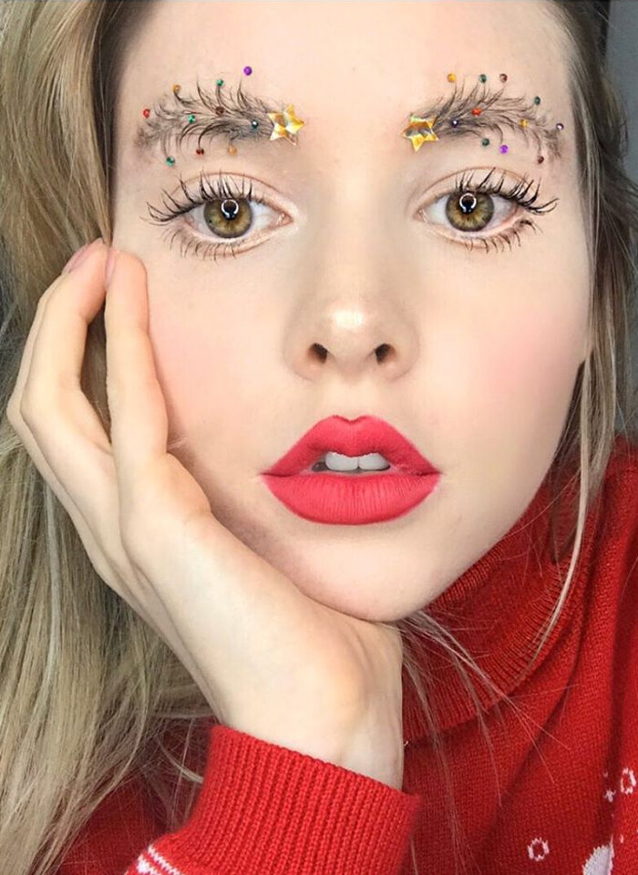 Fenyőág szemöldök és indokolatlan Mikulás sapka – Túlgondolt karácsonyi szemsminkek