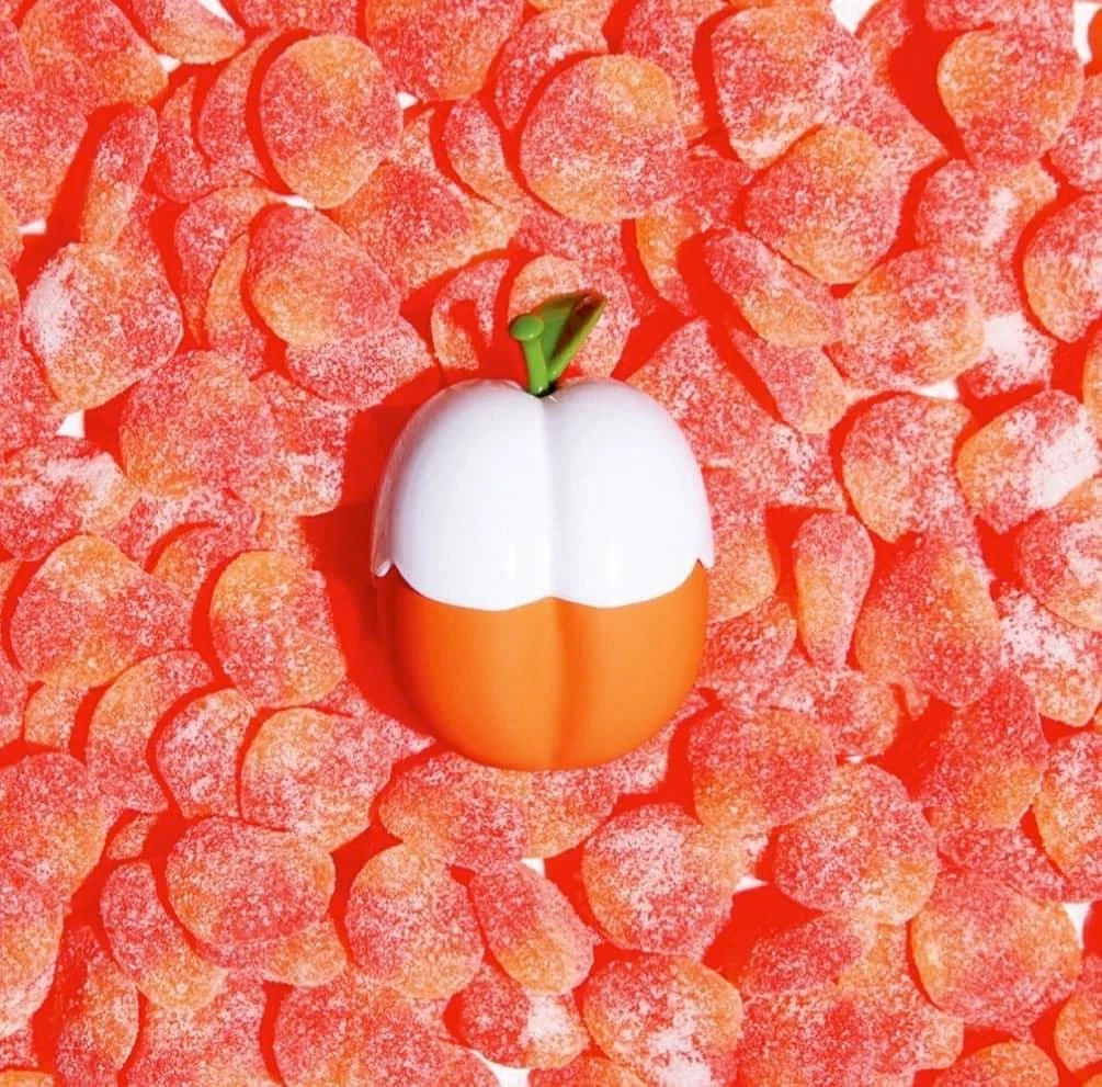 Kim Kardashian új Kimoji parfümökkel jelentkezik