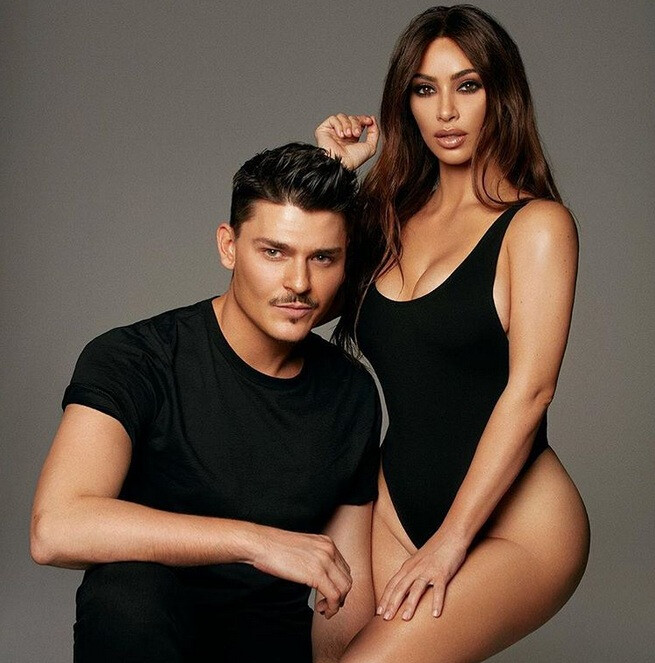 Kim Kardashian a sminkesével dobta össze az új KKW kollekciót