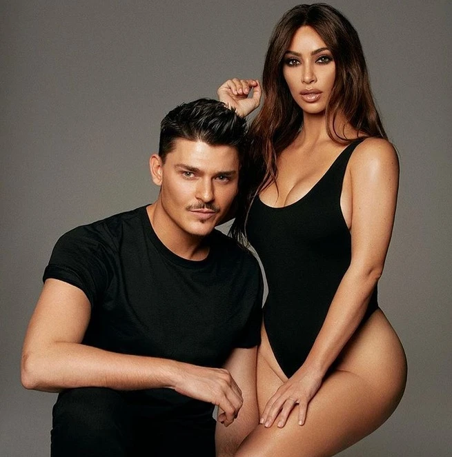 Kim Kardashian a sminkesével dobta össze az új KKW kollekciót