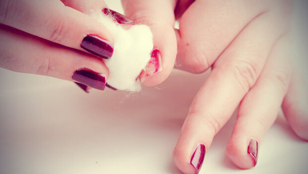 Így tüntesd el a körömlakkodat körömlakklemosó nélkül
