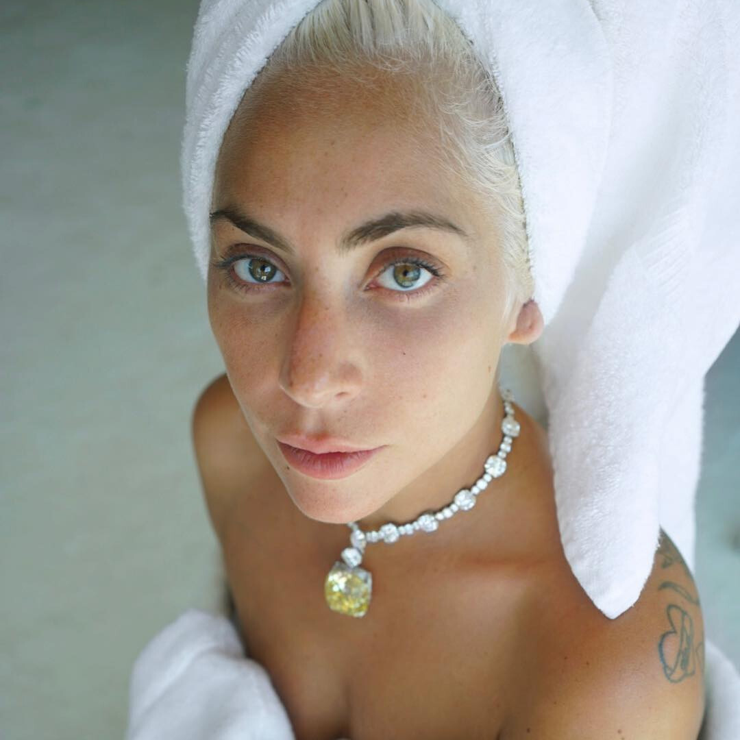 Ettől szép smink nélkül is Lady Gaga bőre