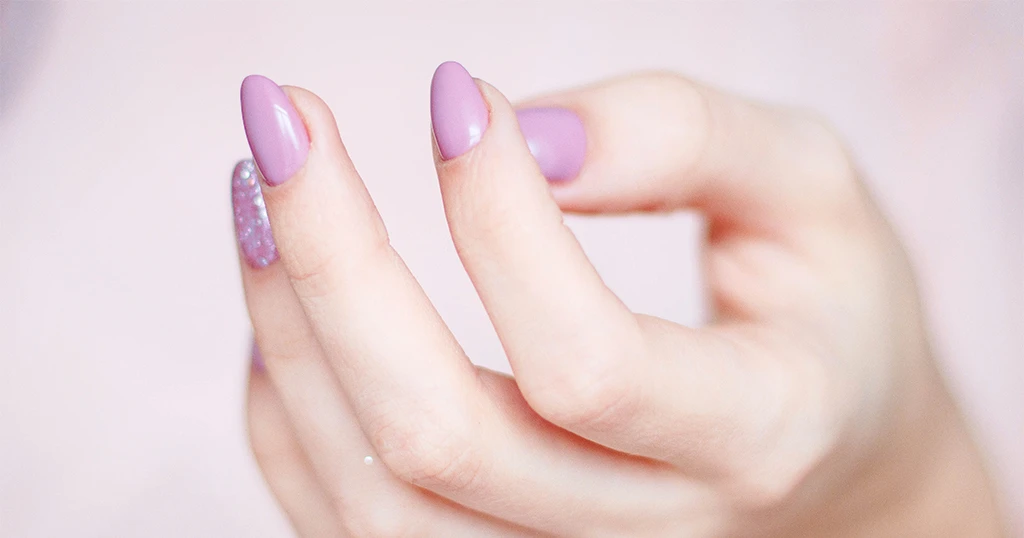 Tavaszi manikűrök lágy levendula színben