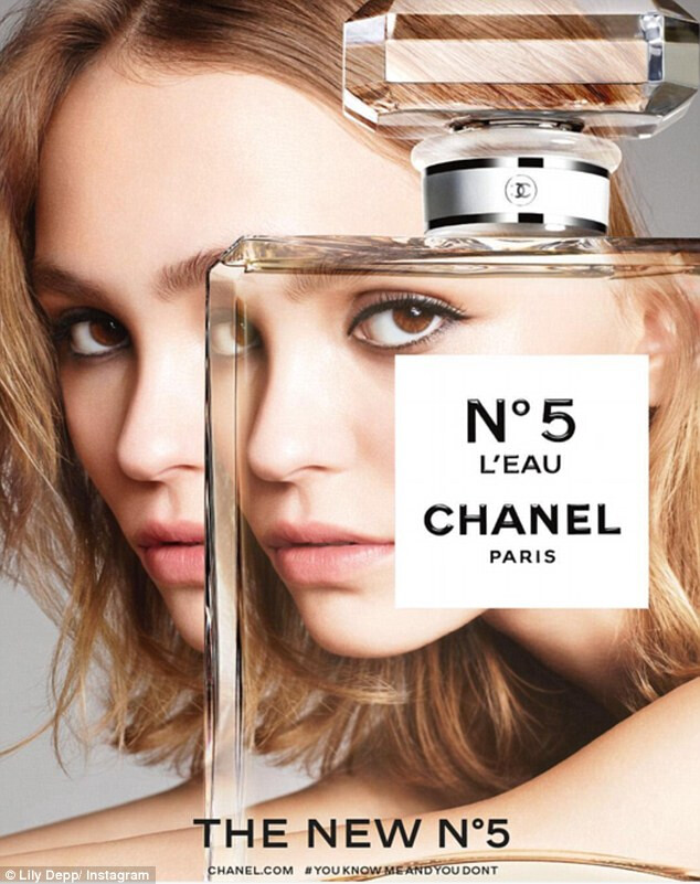 Lily-Rose Depp és a Chanel No.5 fotózás – Szebb, mint az anyukája!