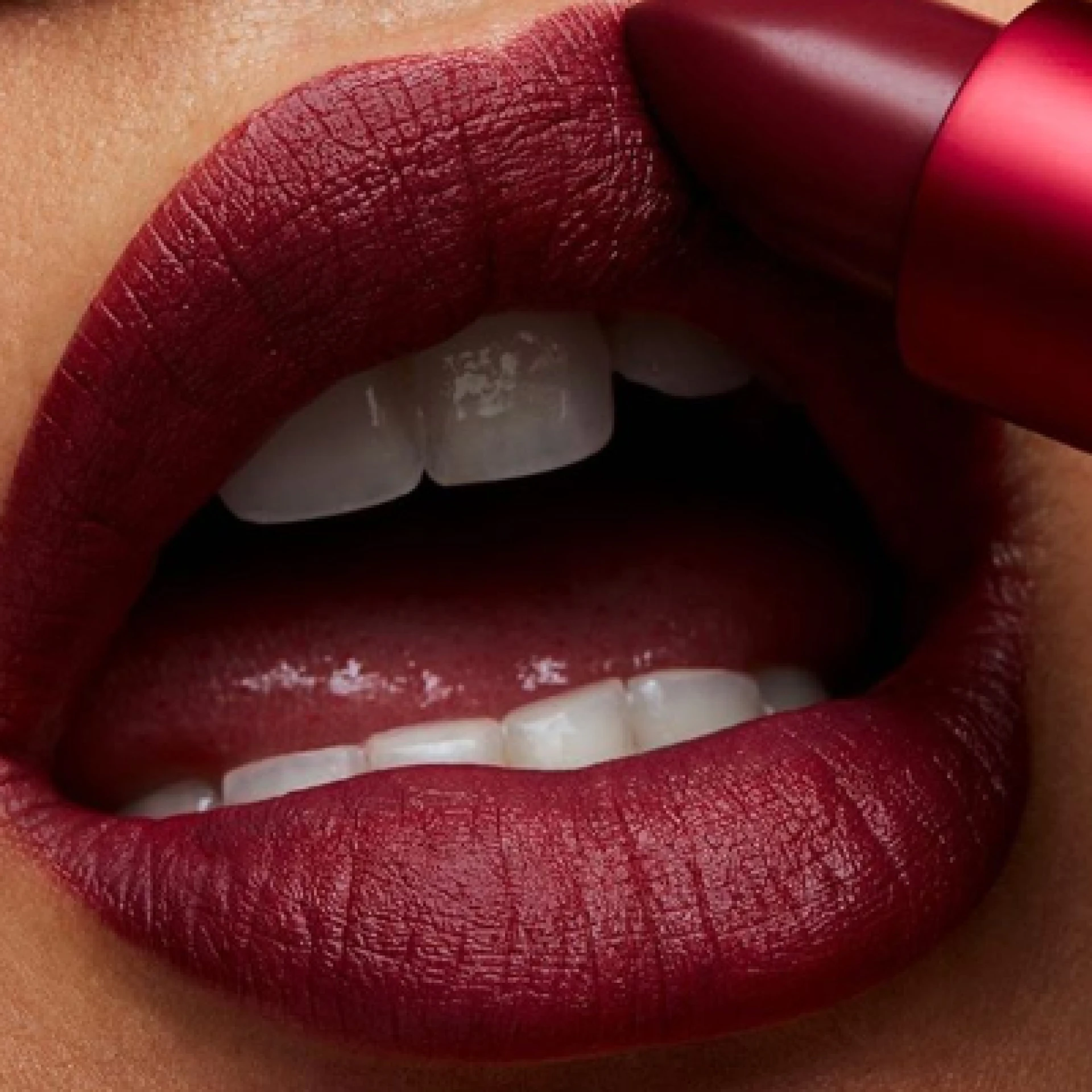 10 millió dollárt adományoz a MAC az idei Viva Glam kampányukból a koronavírus elleni küzdelem javára