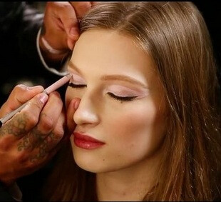 Sminkmesterek promózzák Marc Jacobs szemceruzáit