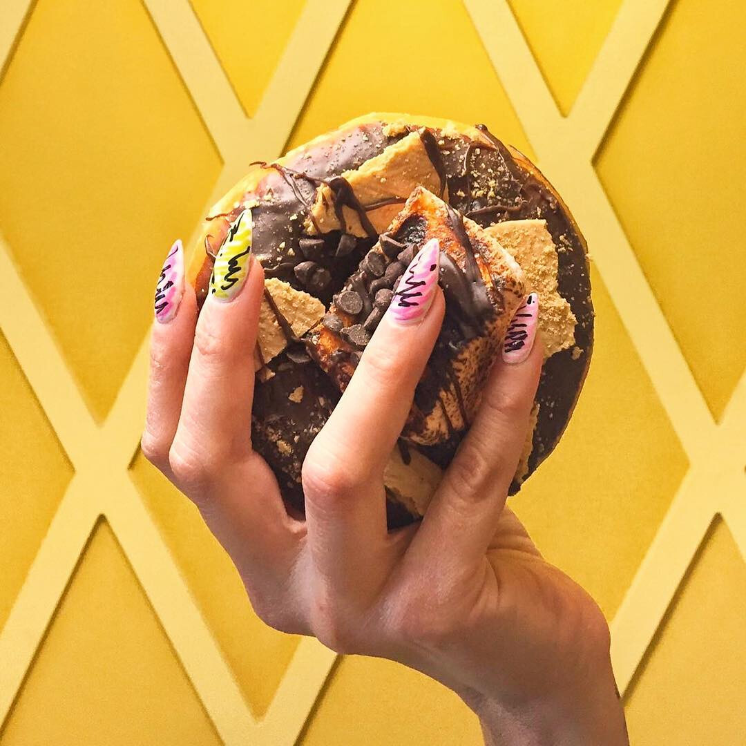 Tavaszi körömtrend: firkált manikűr