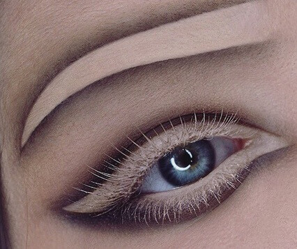 Újabb őrült szemöldök design, ezúttal a végletek túloldaláról