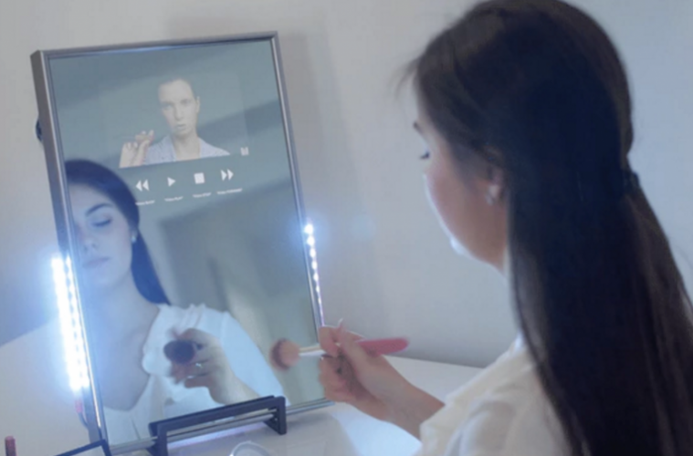 Ez előtt a tükör előtt tényleg órákat fogunk ülni