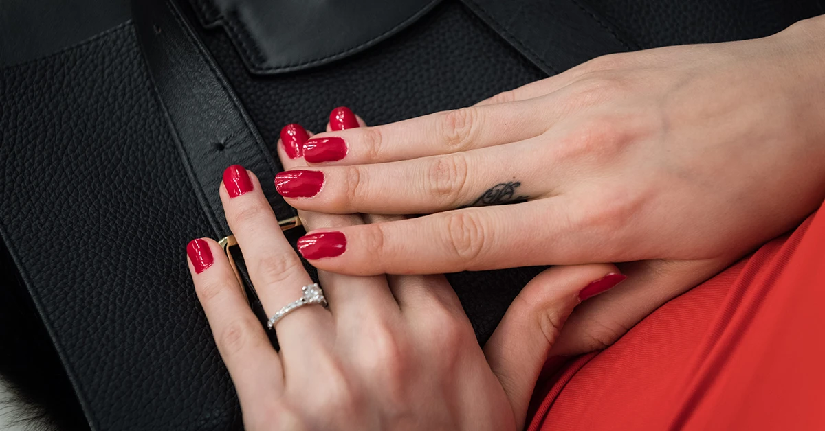 Ünnepi manikűrök a piros szín főszereplésével