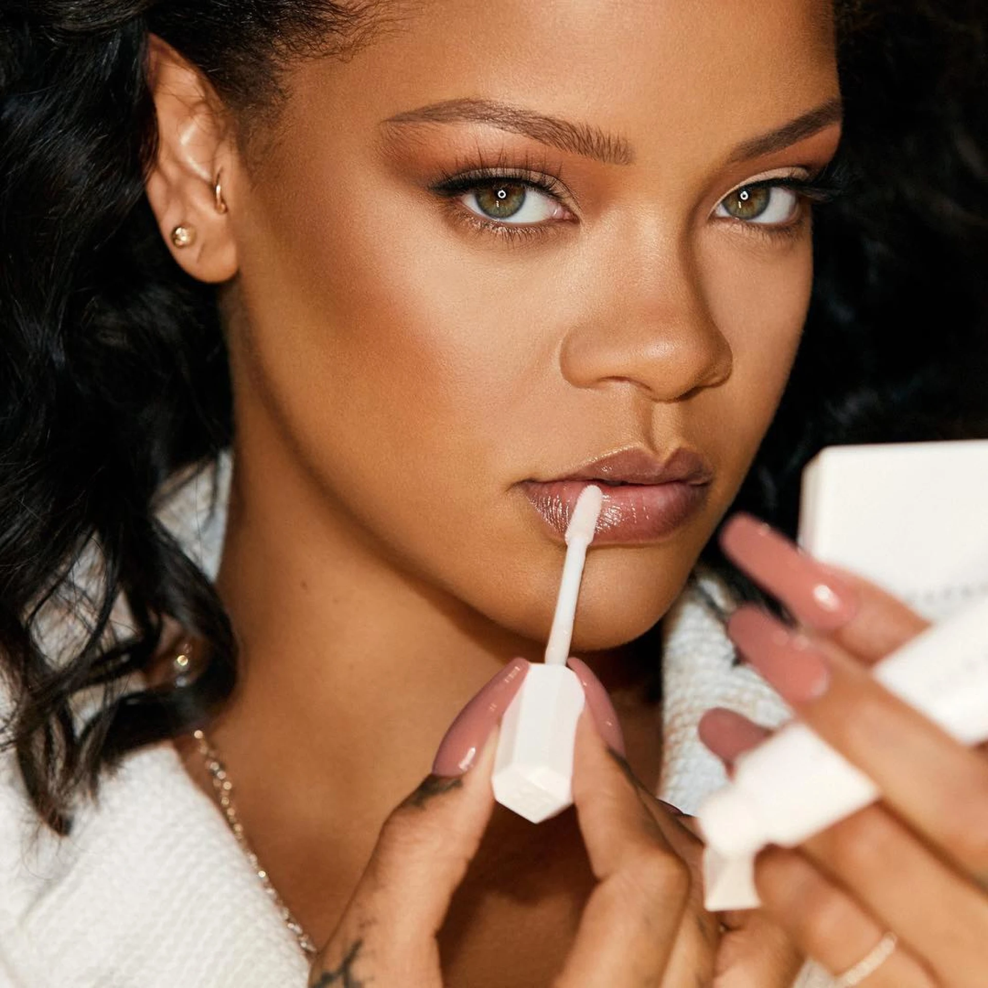 Egy pillanatra nem figyelsz, és Rihanna piacra dobja első bőrápolóját