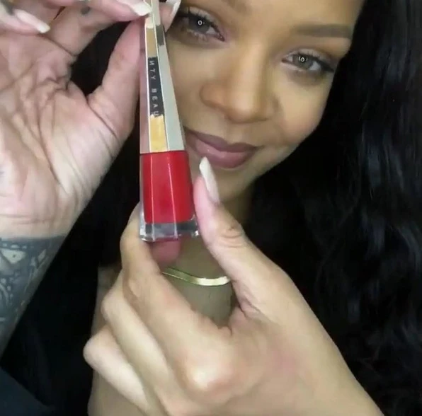 Cuki sminkes videóval jelentkezett Rihanna