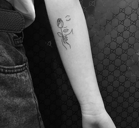 Szexi rózsás tetkók kardok és keresztek nélkül