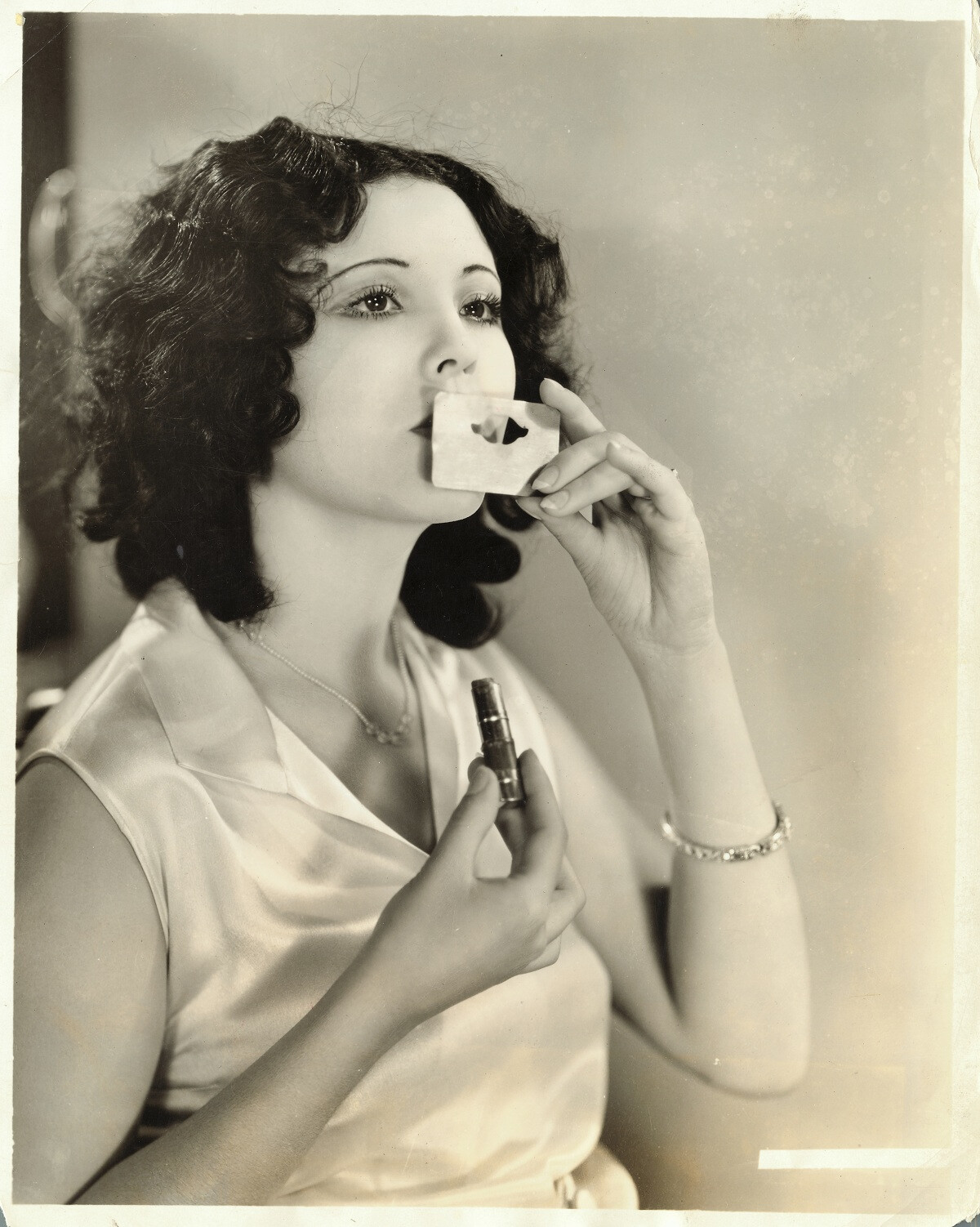 Sminkhack a régmúltból – a rúzs stencil