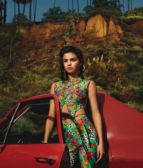 Selena Gomez nagyot újított megjelenésén, az eredmény roppant szexi lett