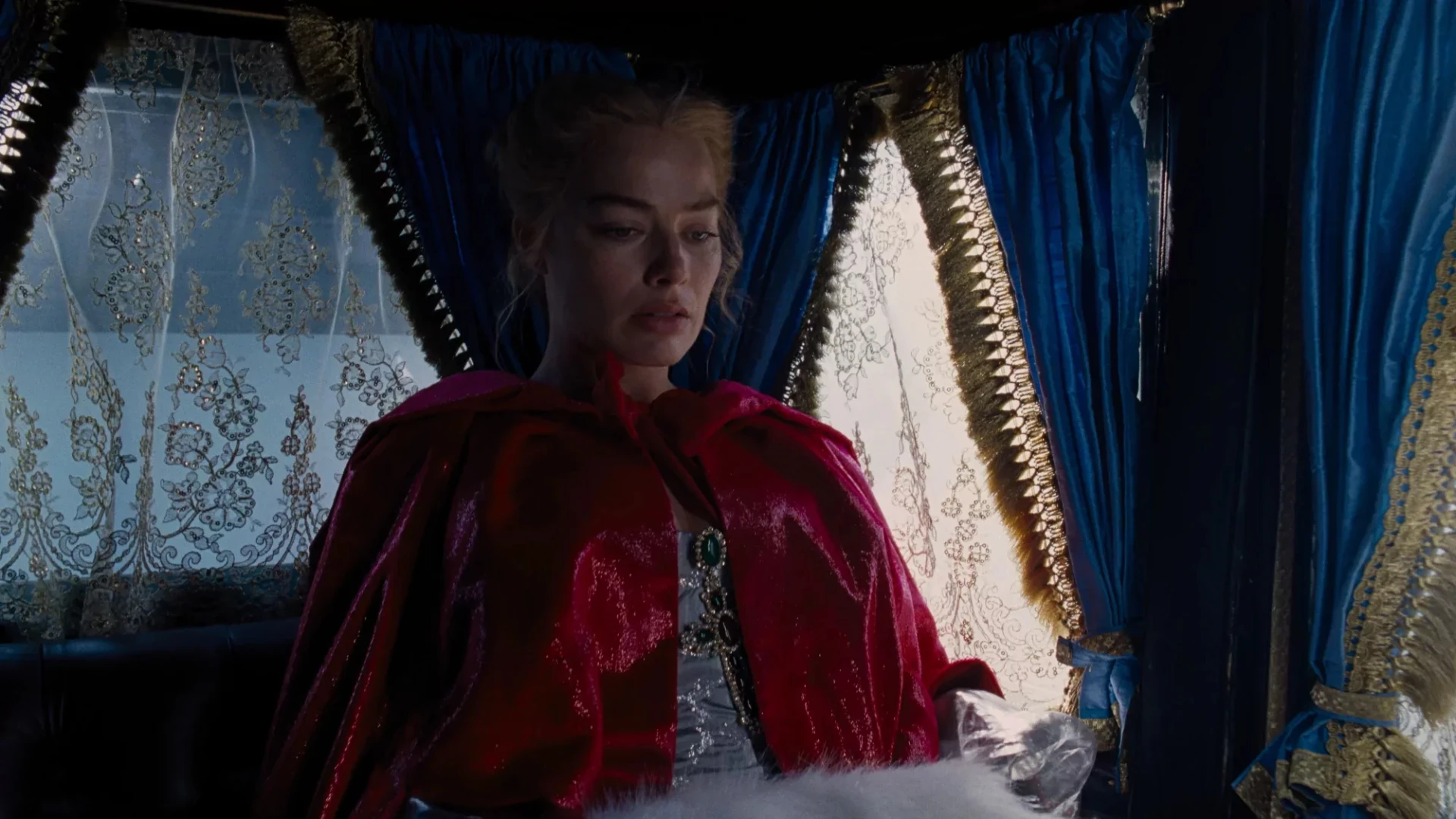 Az Üvöltő szelek szépségtitkai – Így készítsd el Margot Robbie sminkjét és frizuráját