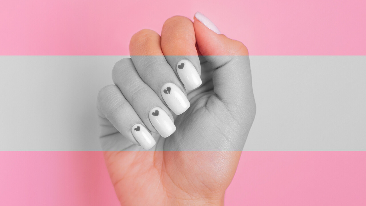 Valentin-napi körmök szivecskékkel és nélkülük