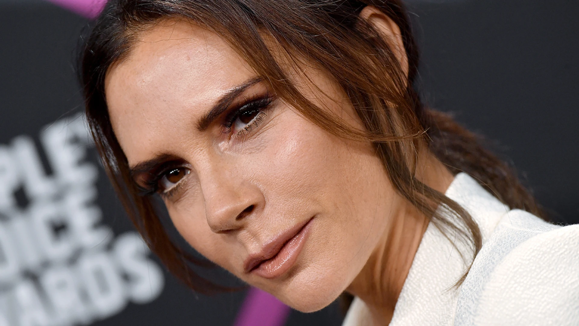 Victoria Beckham füstös cicaszemsminkjét nem is nehéz elkészíteni