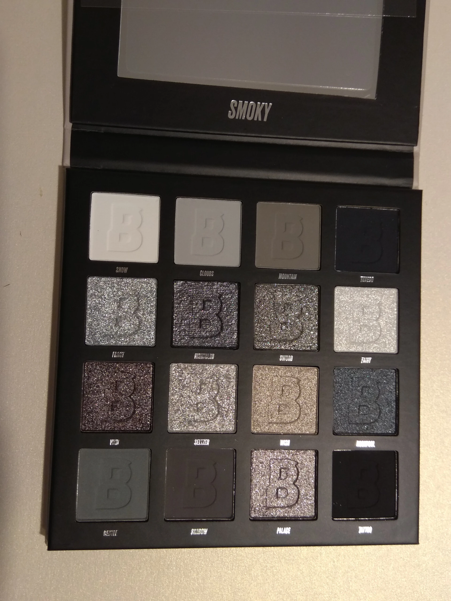 Új Beauty Bay Smoky 16 paletta