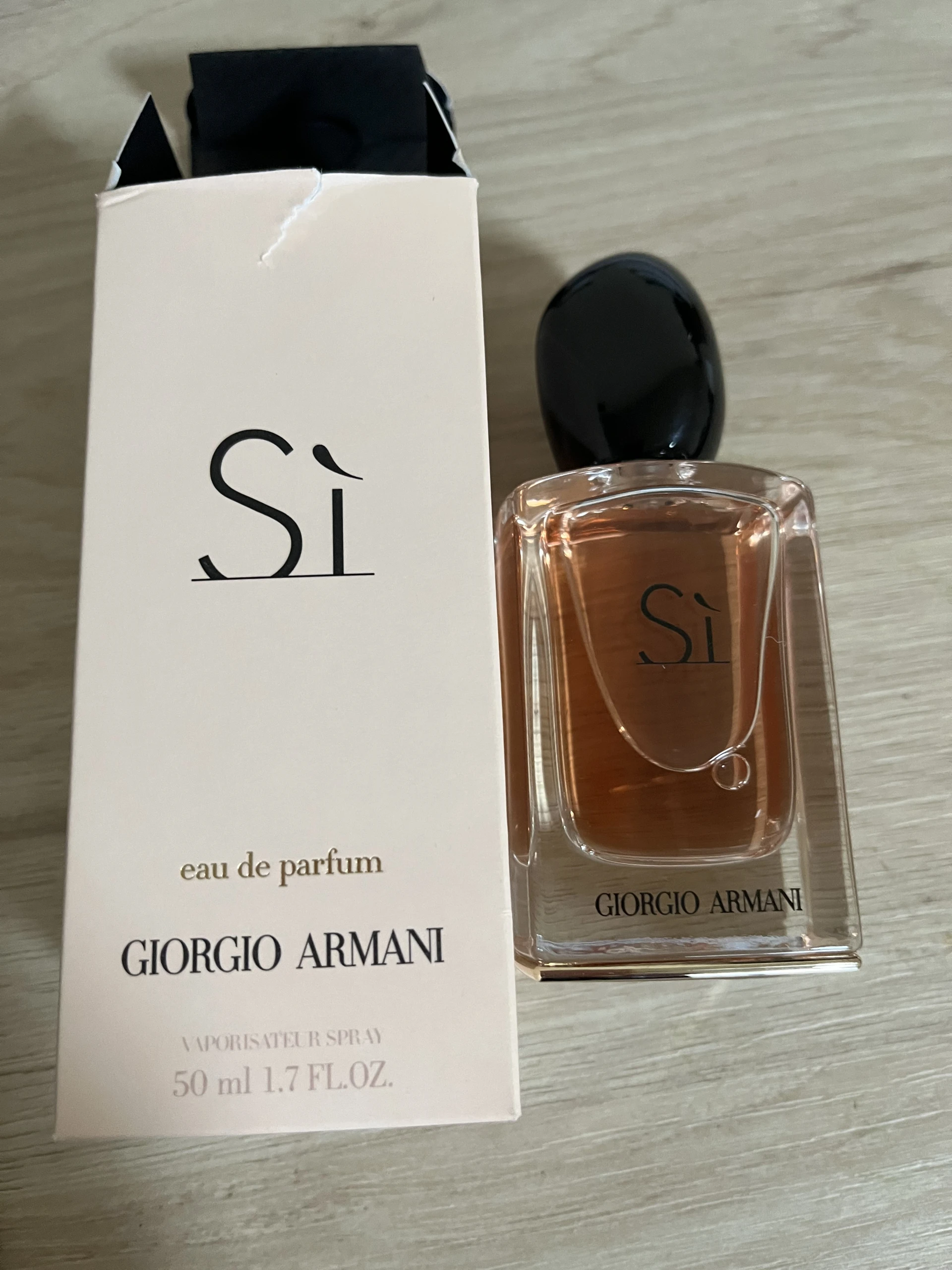Giorgio Armani Sí EDP 50 ml 50 ml sérült doboz ! 1-2 fujas hiánnyal