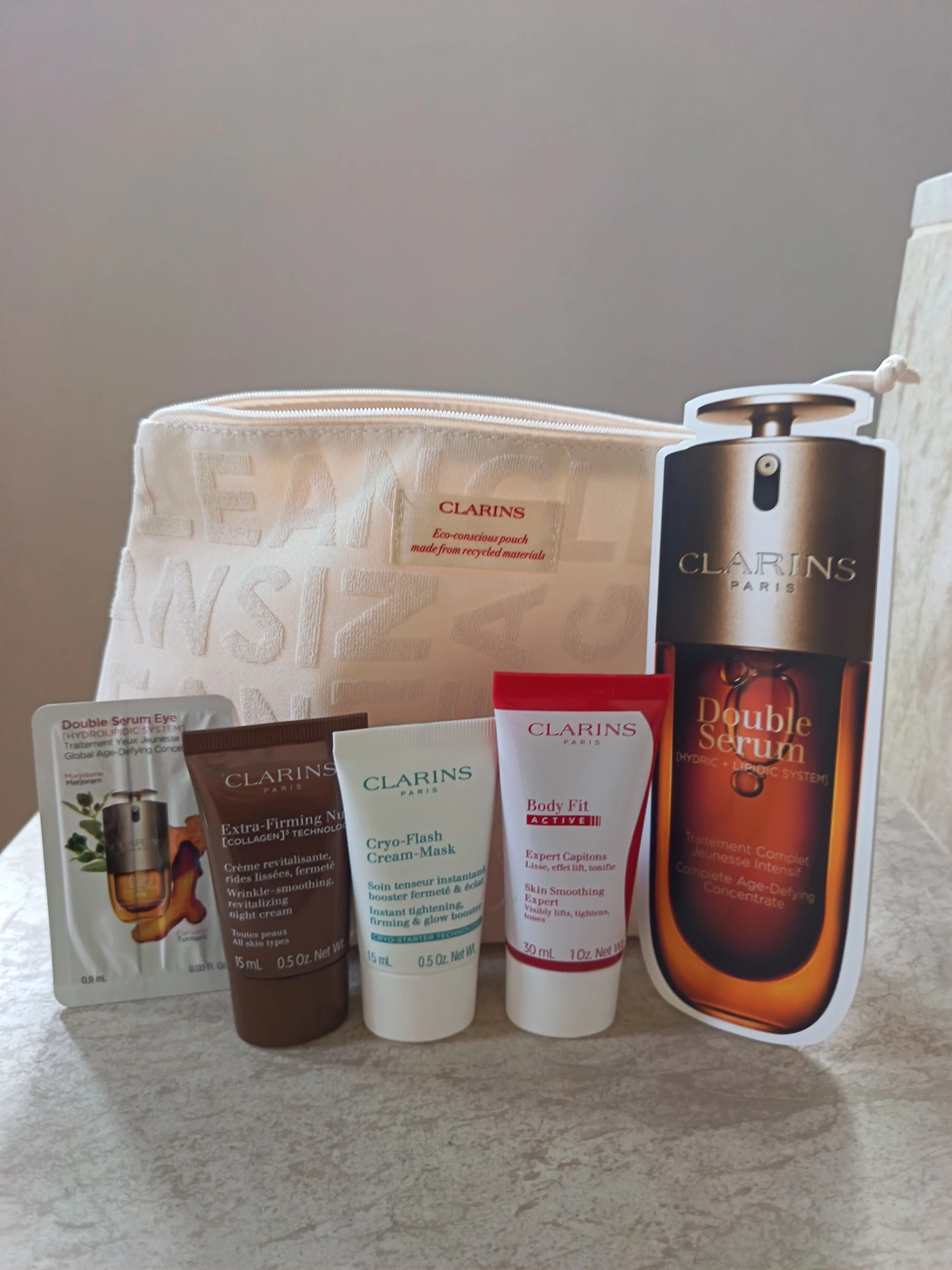 Clarins neszesszer minikkel, mintákkal