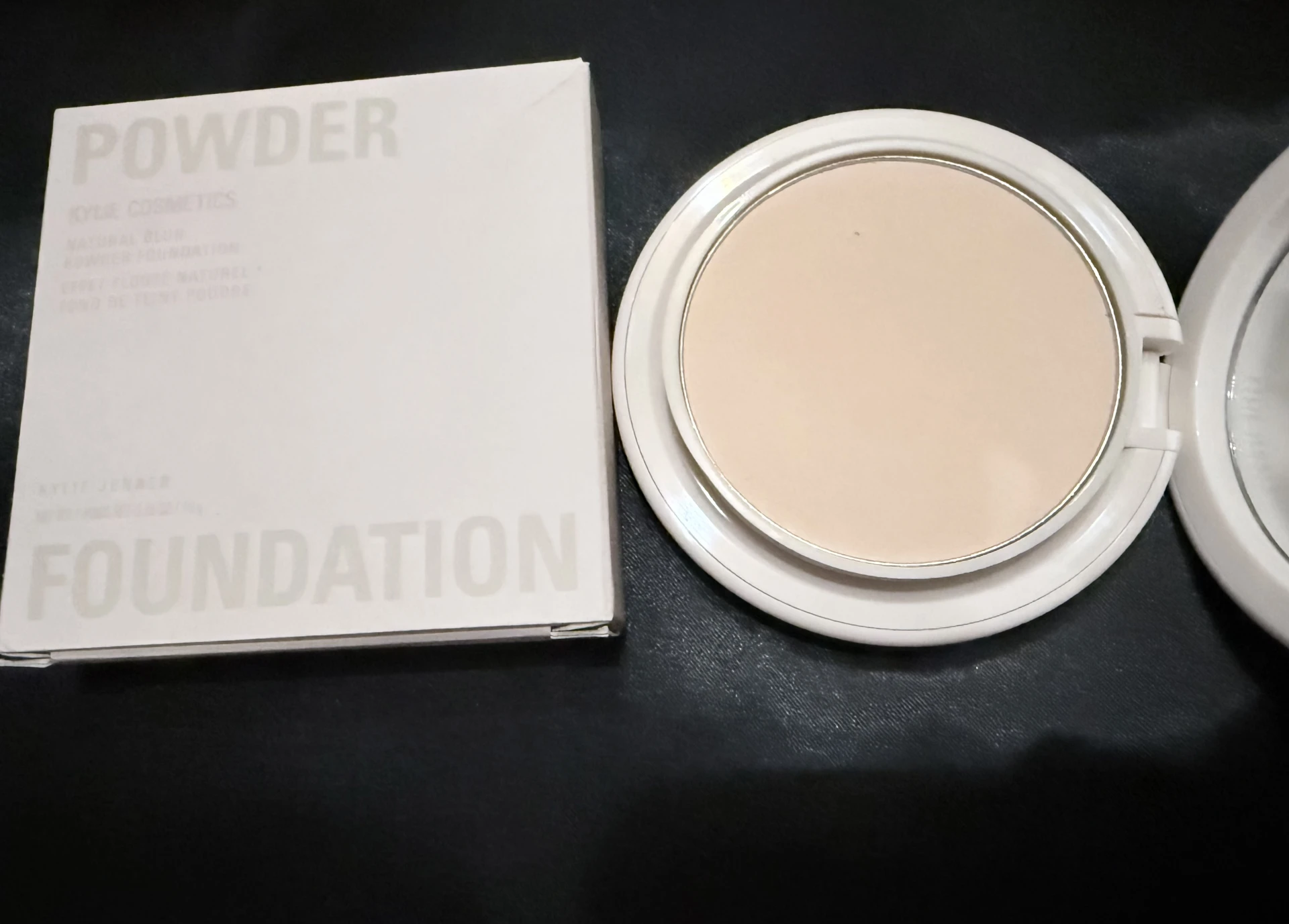 Kylie Cosmetics Powder Foundation – 1C