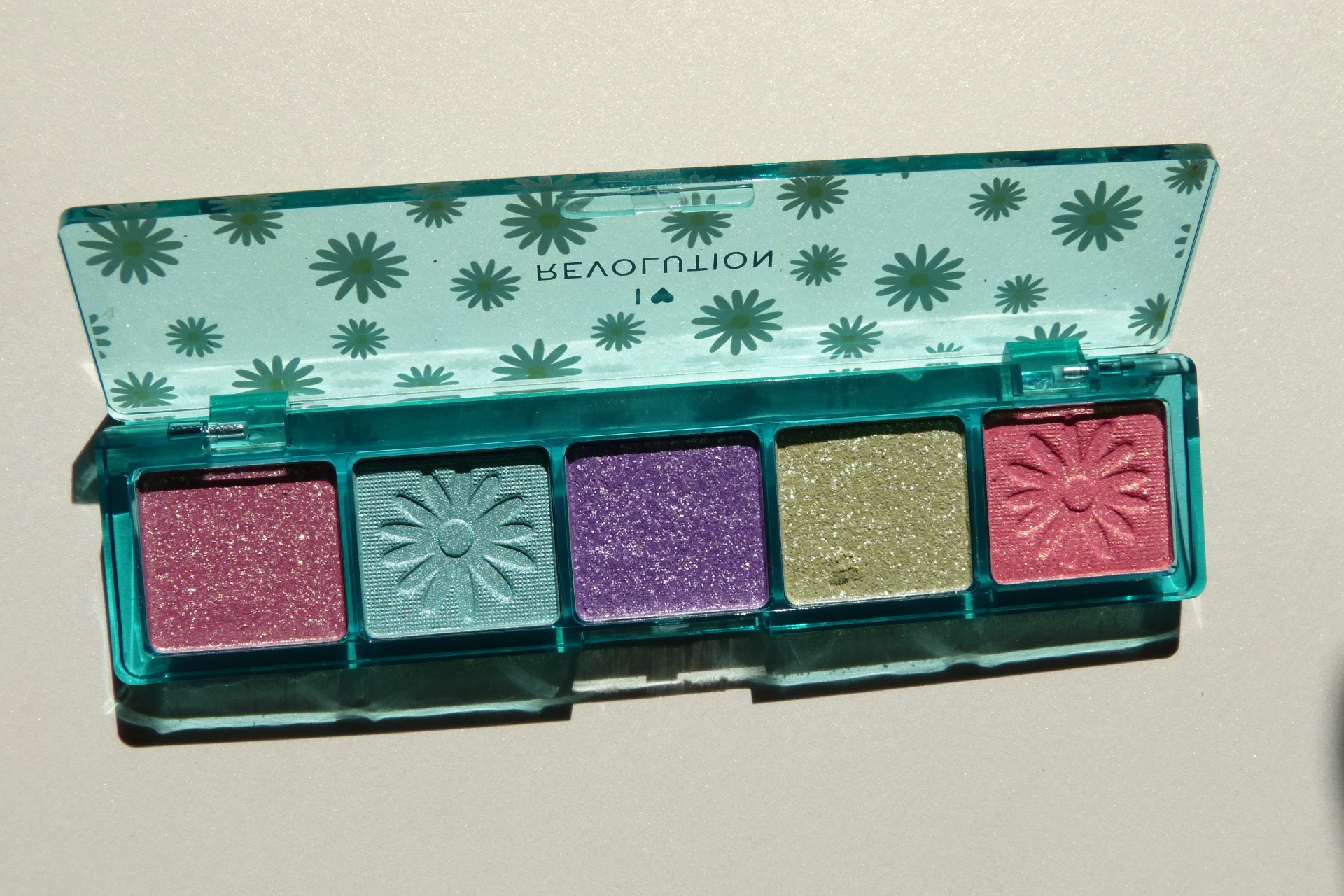 Új I Heart Revolution Opps A Daisy paletta