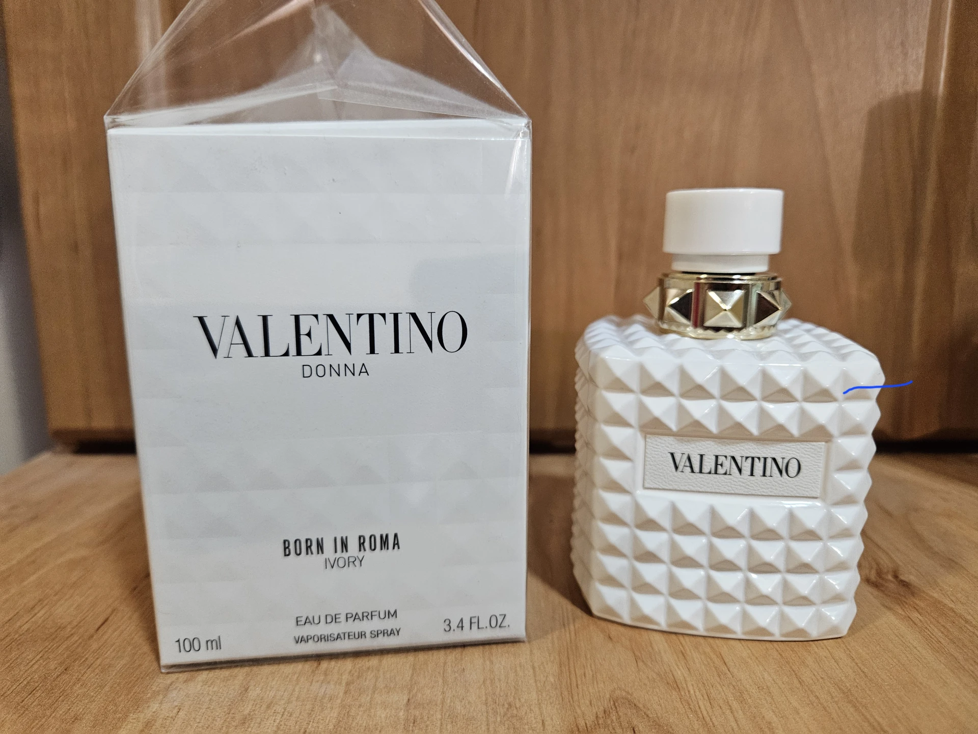 Üvegében Valentino Born in Roma Ivory