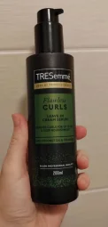 TRESemmé Flawless Curls leave-in